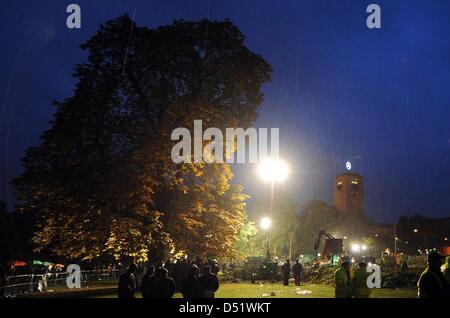 Polizei in Kampfmontur bewachen ein Holzfäller hacken einen Baum am Schlossgarden in Stuttgart, Deutschland, 1. Oktober 2010. Die gewalkt Baum bildet Teil einiger 300 Bäume, die im Rahmen der stark umstrittenen 4,1 Milliarden-Euro-Projekt gefällt werden ' Stuttgart 21', die eine Transformation der Stuttgarter Hauptbahnhof von einem oberirdischen Endstation für eine unterirdische durch Stati sieht Stockfoto