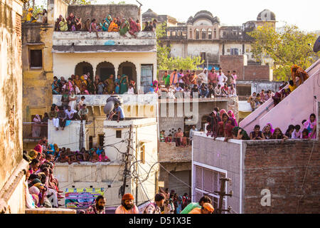 Barsana, Mathura Distrikt Uttar Pradesh, Indien. 22. März 2013. Dachlatte Mar Holi ist eine lokale Feier des hinduistischen Festivals von Holi. Es findet vor der eigentlichen Holi in der Stadt Barsana in der Nähe von Mathura im Bundesstaat Uttar Pradesh. Zuschauer beobachten Massen Farbpulver bewerfen einander zu feiern. Credit: Dbimages / Alamy Live News Stockfoto