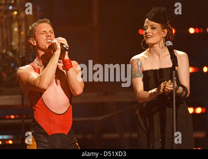 Die Sänger der amerikanischen pop-Band Scissor Sisters, Jake Shears (l) und Ana Matronic, erscheinen auf der Bühne während einer Aufzeichnung der deutschen TV-Show "Wetten, dass..?", die live übertragen wurde von der Arena der Olympiahalle in München, Deutschland, 2. Oktober 2010. Foto: Tobias Hase Stockfoto