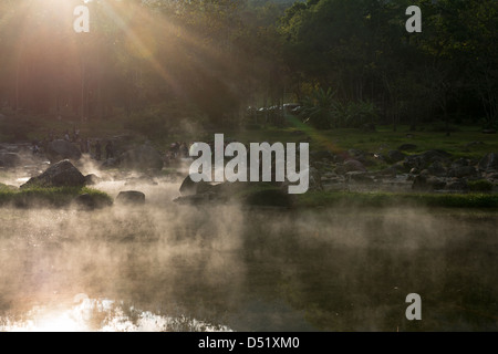 Landschaft der Thermalquelle in Chae Son Nationalpark, Lampang, Thailand Stockfoto