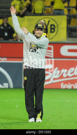 Dortmund-Trainer Juergen Klopp feiert sein Team gewinnt nach der Bundesliga Spiel Borussia Dortmund gegen FC Bayern München in Dortmund, Deutschland, 3. Oktober 2010. Dortmund gewann 2: 0. Foto: Achim Scheidemann Stockfoto