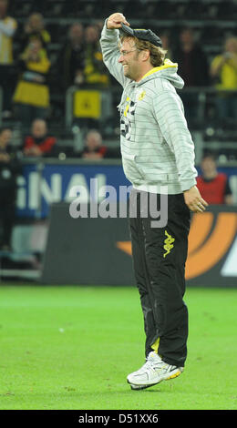 Dortmund-Trainer Juergen Klopp feiert sein Team gewinnt nach der Bundesliga Spiel Borussia Dortmund gegen FC Bayern München in Dortmund, Deutschland, 3. Oktober 2010. Dortmund gewann 2: 0. Foto: Achim Scheidemann Stockfoto