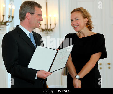 Bundespräsident Christian Wulff präsentiert Schauspielerin Katja Riemann mit dem Verdienstorden der Bundesrepublik Deutschland Schloss Bellevue in Berlin, Deutschland, 4. Oktober 2010. Riemann ist ein produktiver Aktivist für Menschenrechte und gegen die Kinderarmut. Foto: Wolfgang Kumm Stockfoto