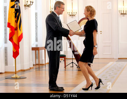 Bundespräsident Christian Wulff präsentiert Schauspielerin Katja Riemann mit dem Verdienstorden der Bundesrepublik Deutschland Schloss Bellevue in Berlin, Deutschland, 4. Oktober 2010. Riemann ist ein produktiver Aktivist für Menschenrechte und gegen die Kinderarmut. Foto: Wolfgang Kumm Stockfoto