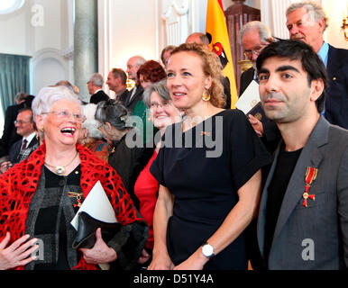 Schauspielerin Katja Riemann und Regisseur Fatih Akin mit dem Bestellungen des Verdienstordens der Bundesrepublik Deutschland haben sie nur mit von Bundespräsident Christian Wulff im Schloss Bellevue in Berlin, Deutschland, 4. Oktober 2010 ausgezeichnet. Riemann ist ein produktiver Aktivist für Menschenrechte und gegen Kinderarmut, während Akin erhielt den Auftrag für seine gefeierten Filme rund um multikulturellen Stockfoto