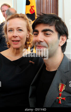 Schauspielerin Katja Riemann und Regisseur Fatih Akin mit dem Bestellungen des Verdienstordens der Bundesrepublik Deutschland haben sie nur mit von Bundespräsident Christian Wulff im Schloss Bellevue in Berlin, Deutschland, 4. Oktober 2010 ausgezeichnet. Riemann ist ein produktiver Aktivist für Menschenrechte und gegen Kinderarmut, während Akin erhielt den Auftrag für seine gefeierten Filme rund um multikulturellen Stockfoto