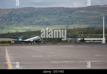 Ein KLM Royal Dutch Airlines Twin Prop Flugzeug aus einem schottischen Flughafen fliegen. Stockfoto