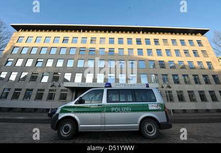 (Dpa-Datei) Ein Datei-Bild datiert 20. Januar 2009 von einem Polizeifahrzeug stehend vor dem Amtsgericht Bochum, Deutschland. Am 6. Oktober 2010 startet die Fußball Wetten Skandal Versuch beim Bochumer Landgericht. Foto: Bernd Thissen Stockfoto