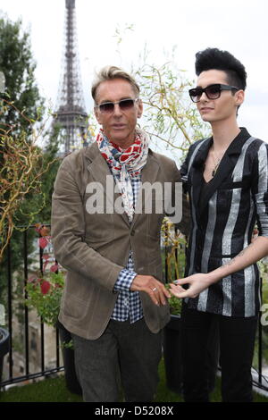 Wolfgang Joop stellt mit dem Sänger und Frontmann von Tokio Hotel, Bill Kaulitz, während der Präsentation seiner "Wunderkind" Frühjahr/Sommer 2011 Kollektion in Paris Pret A Porter in Paris, Frankreich, 6. Oktober 2010. Die Präsentation der Kollektionen Frühjahr / Sommer 2011 findet vom 28. September bis 6. Oktober 2010. Foto: Hendrik Ballhausen Stockfoto