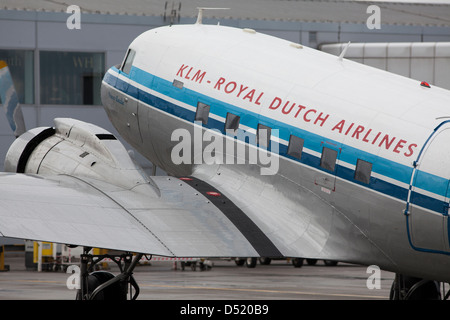 Ein KLM Royal Dutch Airlines Twin Prop Flugzeug aus einem schottischen Flughafen fliegen. Stockfoto