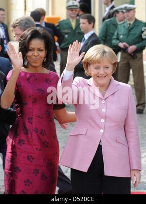 (Dpa-Datei) Ein Datei-Bild datiert 3. April 2009 German Chancellor Angela Merkel (R) und US First Lady Michelle Obama (L) während der NATO-Gipfel in Baden-Baden, Deutschland. Am 7. Oktober 2010 ernannte US-Präsidentengattin Michelle Obama mächtigste Frau der Welt vom Forbes Magazine, Sturz von Bundeskanzlerin Angela Merkel nach vier Jahren an der Spitze. Merkel wurde an den vierten po verbannt. Stockfoto