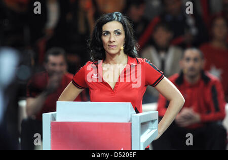 Deutsch-türkische Schauspielerin Ilknur Boyraz während der TV show "Deutschland gegen Türkei - das Duell" in Düsseldorf, 6. Oktober 2010. Foto: Jörg CARSTENSEN Stockfoto