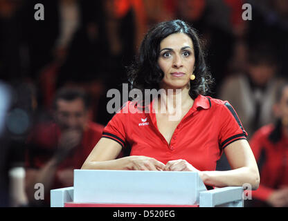 Deutsch-türkische Schauspielerin Ilknur Boyraz während der TV show "Deutschland gegen Türkei - das Duell" in Düsseldorf, 6. Oktober 2010. Foto: Jörg CARSTENSEN Stockfoto