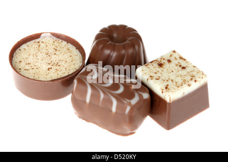 Eine Auswahl von Luxus Milch Schokolade Süßwaren Süßigkeiten mit verschiedenen Aromen und Geschmack Stockfoto