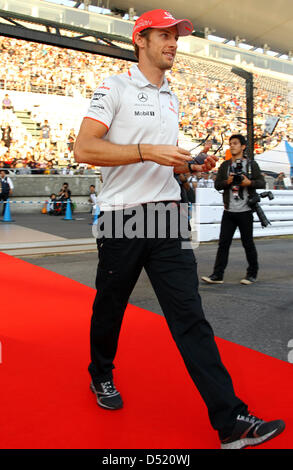 Britischer Fahrer Jenson Button McLaren-Mercedes kommt um Autogramme in Suzuka Circuit in Suzuka, Japan, 7. Oktober 2010. Die 2010 ist Formel 1 Grand Prix von Japan am 10. Oktober statt. Foto: Jens Büttner Stockfoto