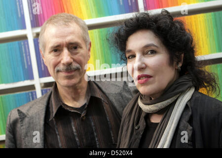 Redakteur des Schriftstellers Llose, Jürgen Dormagen und Verleger des Suhrkamp, Ulla Unseld-Berkewicz, stellen auf der Buchmesse in Frankfurt Main, Deutschland, 7. Oktober 2010. Der Nobelpreis für Literatur geht zum ersten Mal in 20 Jahren auf einen lateinamerikanischen Autor: die schwedische Akademie in Stockholm am 7. Oktober 2010 den peruanische Schriftsteller Mario Vargas Llosa verliehen. Foto: Fredrik von Erichsen Stockfoto