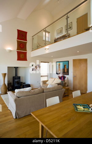 Einen offenen Wohn-/Essbereich mit einer hohen Decke und einem kleinen Zwischengeschoss. Stockfoto