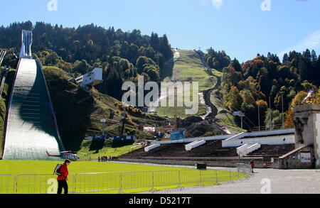 Einen Blick auf die Olympische Sprungschanze und die Neigung für Slalom Ski am "Gudiberg", das heißt im Bau in Garmisch-Partenkirchen, Deutschland, 7. Oktober 2010. Im Februar 2011 hat die FIS Alpinen Skiweltmeisterschaften in Garmisch-Partenkirchen statt. Foto: Stephan Jansen Stockfoto