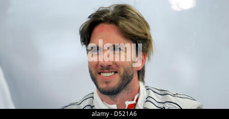 Deutsche Formel 1-Fahrer Nick Heidfeld Team Sauber Lächeln in der Fahrer-Grube auf dem Suzuka Circuit in Suzuka, Japan, 9. Oktober 2010. Das qualifying wurde wegen starker Regenfälle abgebrochen. Die 2010 ist Formel 1 Grand Prix von Japan am 10. Oktober statt. Foto: Jens Büttner Stockfoto