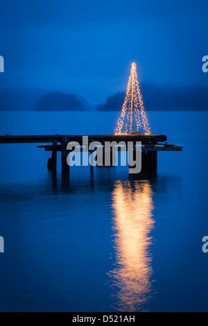 Lichterkette in Baumform auf hölzerne pier Stockfoto