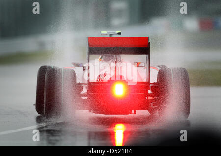 Britischer Formel-1-Fahrer Lewis Hamilton von McLaren Mercedes Team zieht sich aus der Boxengasse in seinem Rennwagen in heftige Regenfälle während der dritten Training für den Grand Prix von Japan auf dem Suzuka Circuit in Suzuka, Japan, 9. Oktober 2010. Die 2010 ist Formel 1 Grand Prix von Japan am 10. Oktober statt. Foto: Jens Büttner Stockfoto