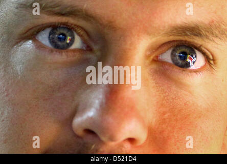 Red Bull Firmenlogo spiegelt sich in der Iris des deutschen Formel 1 Fahrer Sebastian Vettel Team Red Bull vor der Kündigung der Qualifikation für den Grand Prix von Japan auf dem Suzuka Circuit in Suzuka, Japan, 9. Oktober 2010. Das qualifying wurde wegen starker Regenfälle verschoben. Die 2010 ist Formel 1 Grand Prix von Japan am 10. Oktober statt. Foto: Jens Büttner Stockfoto