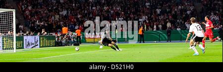 Deutscher Spieler Miroslav Klose (R-bedeckt) erzielt das 3: 0-Tor gegen türkische Torhüter Volkan Demirel (L) während der UEFA Euro 2012-Qualifikationsspiel Deutschland Vs Türkei im Olympiastadion in Berlin, Deutschland, 8. Oktober 2010. Deutschland gewann mit 3: 0. Foto: Wolfgang Kumm Stockfoto