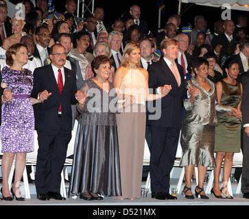 Ehemaliger Premierminister der Niederlande Antillen, Emily de Jongh Elhage (3-L), niederländische Prinzessin Maxima und Prinz Willem-Alexander besuchen die Zeremonie rund um die Auflösung der niederländischen Karibik Föderation bekannt als die niederländischen Antillen, in Willemstad, Curacao, 10. Oktober 2010. Der rechtliche Status der fünf karibischen Inseln der niederländischen Antillen bilden ändert fr Stockfoto