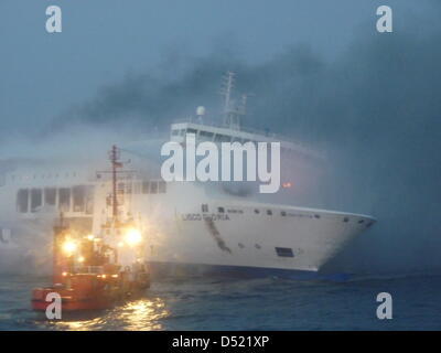 Ein Havariekommando Handout Bild vom 10. Oktober 2010 vorgestellten die brennenden Fähre "Lisco Gloria", die in der Ostsee auf der dänischen Insel Langeland verankert ist. Die Ro-Ro-Fracht und Passagier-Schiff "Lisco Gloria, arbeiten unter litauischer Flagge und mit rund 240 Menschen an Bord am 09 Oktober nach einer Explosion auf dem Oberdeck Feuer gefangen.  Passagiere und der Besatzung wir Stockfoto