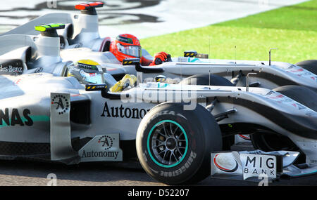 Deutsche Formel-1-Fahrer Michael Schumacher (R) of Team Mercedes GP und seines Teamkollegen deutsche Fahrer Nico Rosberg in Aktion während des Grand Prix von Japan auf dem Suzuka Circuit in Suzuka, Japan, 10. Oktober 2010. Foto: Jens Büttner Stockfoto