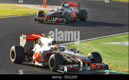 Britische Formel 1-Fahrer Lewis Hamilton (vorne) Team McLaren-Mercedes und seinem Teamkollegen britische Formel eine Fahrer Jenson Button in Aktion während des Grand Prix von Japan auf dem Suzuka Circuit in Suzuka, Japan, 10. Oktober 2010. Foto: Jens Büttner Stockfoto