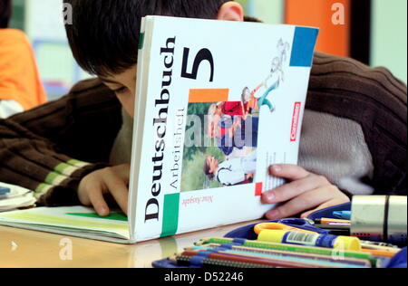 (Dpa-Datei) Ein Datei-Bild datiert 11. Februar 2008 für eine fünfte Klasse in Hannover. Türkische Leute gründeten eine öffentliche Schule zielte darauf ab, bessere Bildungschancen. Foto: Jochen Luebke Stockfoto