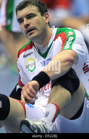 Magdeburger Bartosz Jurecki setzt sich auf dem Feld während des Team Handball Budnesliga Spiels SC Magdeburg vs. MT Melsungen in Magdeburg, Deutschland, 8. Oktober 2010. Magdeburg gewann das Spiel 28-21. Foto: Jens Wolf Stockfoto