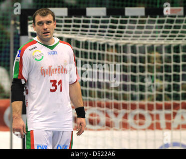 Magdeburger Bartosz Jurecki geht über das Feld während des Team Handball Budnesliga Spiels SC Magdeburg vs. MT Melsungen in Magdeburg, Deutschland, 8. Oktober 2010. Magdeburg gewann das Spiel 28-21. Foto: Jens Wolf Stockfoto