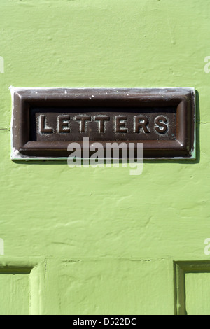 Alte Post-Briefkasten in eine notleidende grünes Haus-Eingangstür Stockfoto