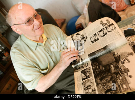 Siegfried Ebeling, ein Überlebender der Bergbau-Drama von Lengede, untersucht historische Zeitungsartikel in seiner Wohnung in Bodenstedt in der Nähe von Lengede, Deutschland, 12. Oktober 2010. Die 79 jährige war einer der elf Bergleute, die gefangen wurden in einem verlassenen Welle für 14 Tage, bevor sie am 3. November 1963 gerettet wurden. Die Rettungsaktion wurde bekannt als das "Wunder von Lengede". Foto: Stockfoto