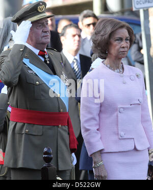 König Juan Carlos von Spanien (L) und Königin Sofia von Spain (R) besuchen die Militärparade auf den Anlass der spanischen Nationalfeiertag in Madrid, Spanien, 12. Oktober 2010. Foto: Albert Nieboer (Niederlande) Stockfoto