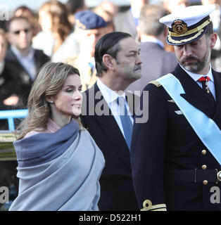 Kronprinz Felipe von Spanien (R) und Prinzessin Letizia von Spanien (L) besuchen die Militärparade auf den Anlass der spanischen Nationalfeiertag in Madrid, Spanien, 12. Oktober 2010. Foto: Albert Nieboer (Niederlande) Stockfoto