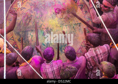 Barsana, Mathura Distrikt Uttar Pradesh, Indien. 22. März 2013. Dachlatte Mar Holi ist eine lokale Feier des hinduistischen Festivals von Holi. Es findet vor der eigentlichen Holi in der Stadt Barsana in der Nähe von Mathura im Bundesstaat Uttar Pradesh. Massen werfen Farbpulver auf einander in der Feier. Credit: Dbimages / Alamy Live News Stockfoto