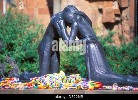 Statue des Miteinanders in der bombardiert Coventry alte Kathedrale Warwickshire England UK GB EU Europa Stockfoto