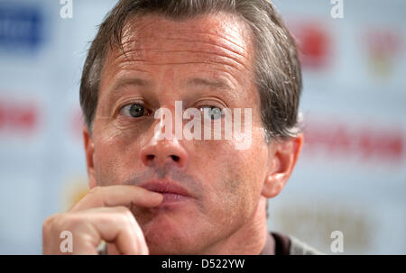 Stuttgarts neue Cheftrainer Jens Keller ist während einer Pressekonferenz in Stuttgart, Deutschland, 13. Oktober 2010 vorgestellt. Deutsche Bundesliga Fußballverein VfB Stuttgart entlassen Cheftrainer Christian Gross mit sofortiger Wirkung nach 10 Monaten. Jens Keller, der Assistent von Brutto gewesen war, wird das Team für das Spiel gegen Schalke 04 am 16. Oktober 2010 zu überwachen. Foto: Uwe Flugsicherungsorganisation Stockfoto