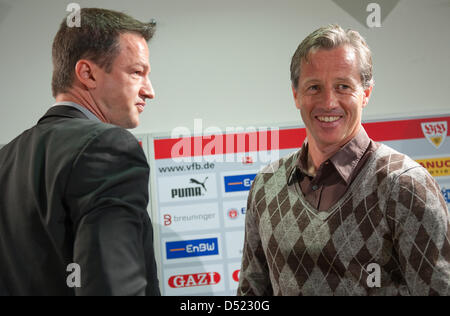 Stuttgarts neue Cheftrainer, Jens Keller (R) und sportlicher Direktor Fredi Bobic lassen eine Pressekonferenz in Stuttgart, Deutschland, 13. Oktober 2010. Deutsche Bundesliga Fußballverein VfB Stuttgart entlassen Cheftrainer Christian Gross mit sofortiger Wirkung nach 10 Monaten. Jens Keller, der Assistent von Brutto gewesen war, wird das Team für das Spiel gegen Schalke 04 am 16 Octo überwachen Stockfoto