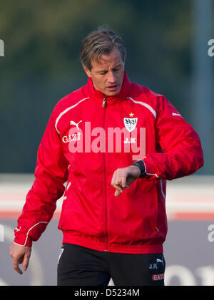 Der neue Cheftrainer des VfB Stuttgart, Jens Keller, sieht auf seine Uhr während einer Trainingseinheit in Stuttgart, Deutschland, 13. Oktober 2010. Nach zehn Monaten lässt los und der VfB Stuttgart Christian Gross. Der frühere Assistent von Cheftrainer Gross, Jens Keller, wird übernehmen und das Team von nun an zu überwachen. Foto: Uwe Ansbach Stockfoto