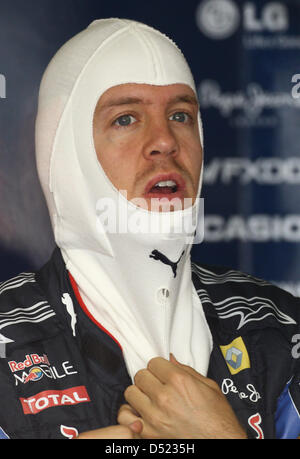 Deutschen Fahrer Sebastian Vettel von Red Bull ist vor Beginn des Grand Prix von Japan auf dem Suzuka Circuit in Suzuka, Japan, 8. Oktober 2010 abgebildet. Foto: Jens Büttner Stockfoto