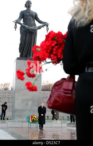 Bundespräsident Christian Wulff legt einen Kranz vor dem Denkmal "Mutter Heimat" auf dem Piskaryovskoye Memorial Cemetery in St. Petersbug, Russland, 14. Oktober 2010. Dem Friedhof gibt es Gräber von 800 000 Opfer der deutschen Belagerung des zweiten Weltkriegs. Bundespräsident Wulff ist für einen fünftägigen Staatsbesuch in Russland. Foto: WOLFGANG KUMM Stockfoto