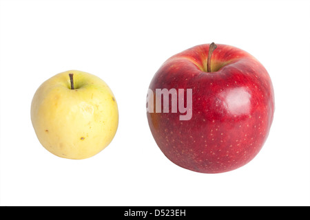 Fauler Apfel und frischen Apfel auf weißem Hintergrund Stockfoto