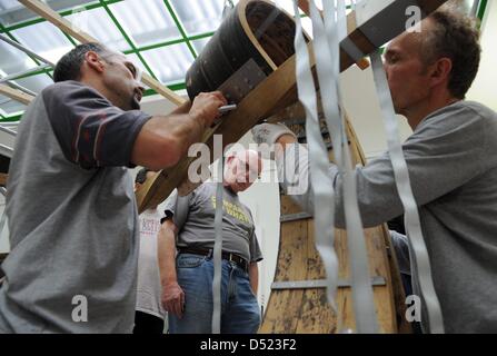 Walisischer Künstler Richard Deacon ist neben seiner Skulptur 'Red Sea Crossing' aus Eiche und Edelstahl von 2003 in der Staatsgalerie in Stuttgart, Deutschland, 14. Oktober 2010 vorgestellt. Die Staatsgalerie erwarb die Skulptur des 20. Jahrhunderts Klangskulptur Sammlung. Foto: Marijan Murat Stockfoto