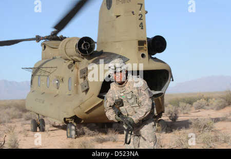 Soldaten der US-Armee beenden während des Trainings 31. Oktober 2013 bei White Sands Missile Range, NM von der Rückseite des einen CH43 Chinook-Hubschrauber. Stockfoto