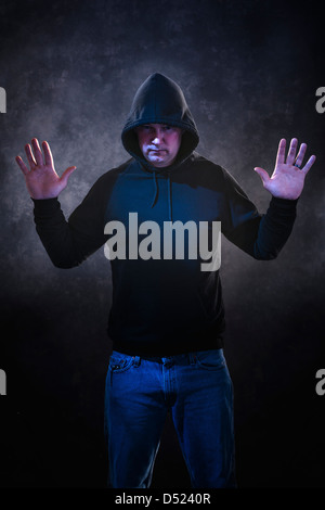 Kaukasischen Mann tragen schwarz hoodie Stockfoto