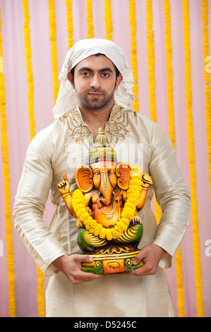Maharashtrian Mann hält ein Idol von Lord Ganesha Ganesh Chaturthi Festival Stockfoto